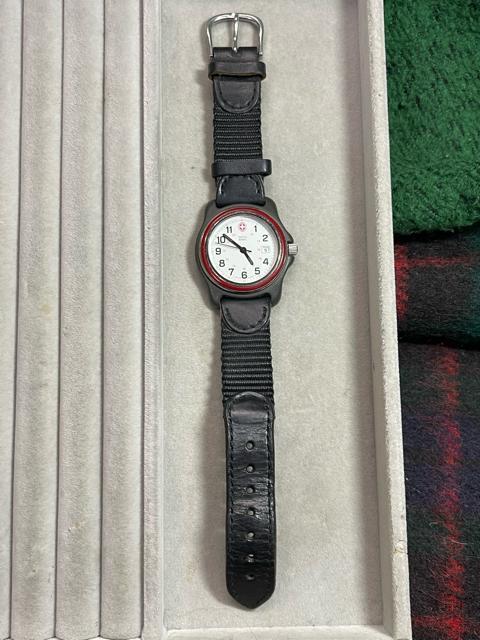 スイス・アーミー ホワイトダイヤル、レッドベゼル、ナイロンストラップ付きアナログクォーツ腕時計 SWISS ARMY カレンダー < 男性アクセサリー/時計 スイス・アーミー ホワイトダイヤル、レッドベゼル、ナイロンストラップ付きアナログクォーツ腕時計 SWISS ARMY カレンダー < 男性アクセサリー/時計の