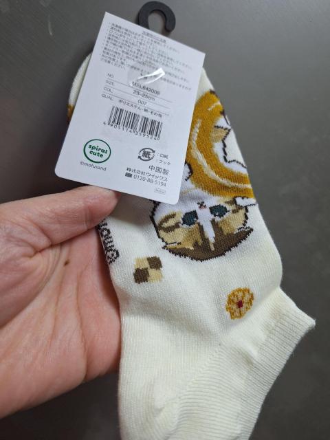 No.120 新品★「mofusand」ドーナツ半分っこ柄靴下 < アニメ/コミック/キャラクター No.120 新品★「mofusand」ドーナツ半分っこ柄靴下 < アニメ/コミック/キャラクターの