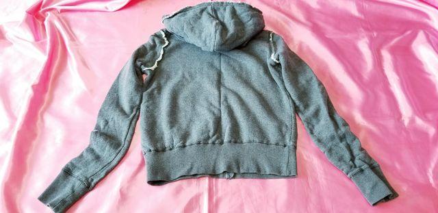 ★ダークグレー紫ロゴ切りっ放し綿カットオフ長袖フードパーカー < 女性ファッション  ★ダークグレー紫ロゴ切りっ放し綿カットオフ長袖フードパーカー < 女性ファッションの