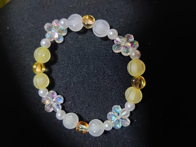 ハンドメイド★ブレスレット。透明花、淡い曇細工黄色ベース。 < 女性ファッション  ハンドメイド★ブレスレット。透明花、淡い曇細工黄色ベース。  < 女性ファッションの