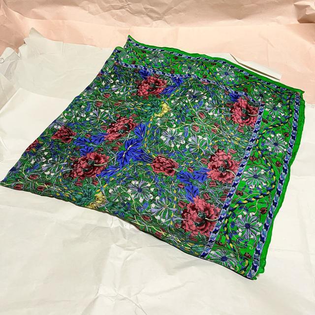 【セブンシーズ】【インド製】 花柄 / 絹100% / 大判スカーフ・バンダナ < 女性ファッション 【セブンシーズ】【インド製】 花柄 / 絹100% / 大判スカーフ・バンダナ < 女性ファッションの