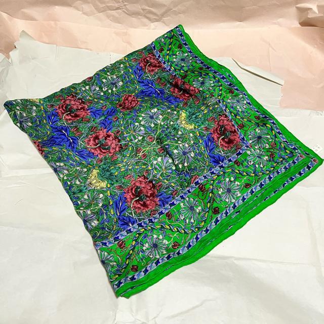 【セブンシーズ】【インド製】 花柄 / 絹100% / 大判スカーフ・バンダナ < 女性ファッション 【セブンシーズ】【インド製】 花柄 / 絹100% / 大判スカーフ・バンダナ < 女性ファッションの