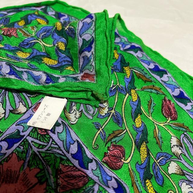 【セブンシーズ】【インド製】 花柄 / 絹100% / 大判スカーフ・バンダナ < 女性ファッション 【セブンシーズ】【インド製】 花柄 / 絹100% / 大判スカーフ・バンダナ < 女性ファッションの