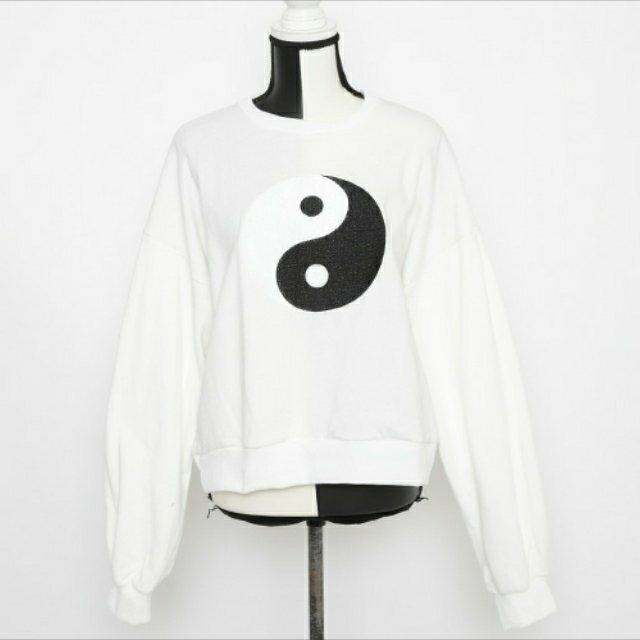 Drug honey【ユニセックス】勾玉刺繍トレーナー/白 < ブランド  Drug honey【ユニセックス】勾玉刺繍トレーナー/白 < ブランドの