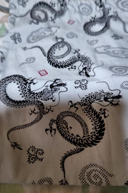 ★処分品★薄グレー×黒飛龍柄ナナメ掛巾着袋 < キッズ/ベビー  ★処分品★薄グレー×黒飛龍柄ナナメ掛巾着袋 < キッズ/ベビーの