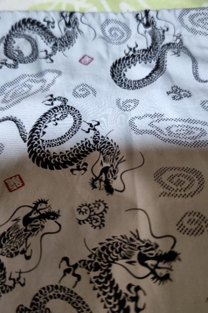 ★処分品★薄グレー×黒飛龍柄ナナメ掛巾着袋 < キッズ/ベビー  ★処分品★薄グレー×黒飛龍柄ナナメ掛巾着袋 < キッズ/ベビーの