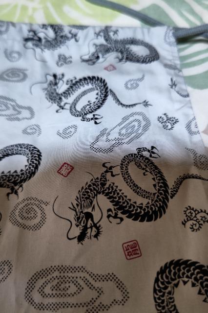 ★処分品★薄グレー×黒飛龍柄ナナメ掛巾着袋 < キッズ/ベビー  ★処分品★薄グレー×黒飛龍柄ナナメ掛巾着袋 < キッズ/ベビーの