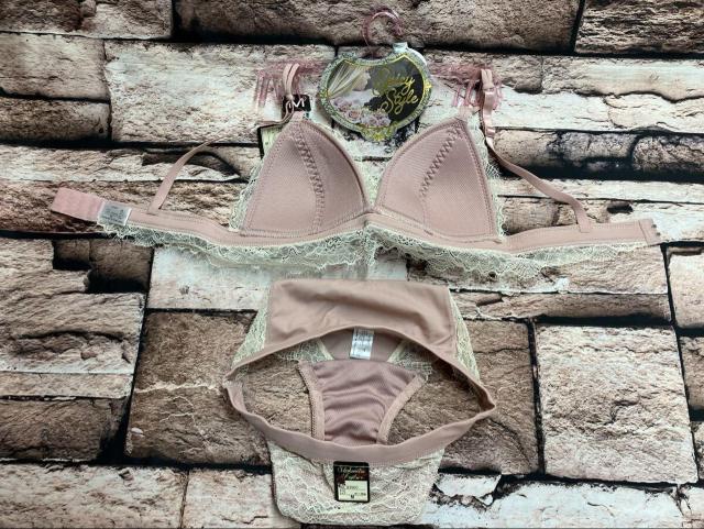 送料無料!綺麗で可愛い!アイラッシュ総レース使い!ノンワイヤーブラ1枚&ショーツ1枚(画像から)1セット《B》 < 女性ファッション 送料無料!綺麗で可愛い!アイラッシュ総レース使い!ノンワイヤーブラ1枚&ショーツ1枚(画像から)1セット《B》 < 女性ファッションの