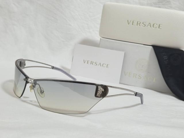 正規 ヴェルサーチ メデューサロゴ フレームレスサングラス 黒系青 メタルSV オープンカットレンズ グラマラスアイウェア 付属有 < ブランド 正規 ヴェルサーチ メデューサロゴ フレームレスサングラス 黒系青 メタルSV オープンカットレンズ グラマラスアイウェア 付属有 < ブランドの