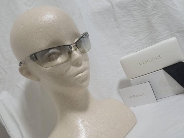 正規 ヴェルサーチ メデューサロゴ フレームレスサングラス 黒系青 メタルSV オープンカットレンズ グラマラスアイウェア 付属有 < ブランド 正規 ヴェルサーチ メデューサロゴ フレームレスサングラス 黒系青 メタルSV オープンカットレンズ グラマラスアイウェア 付属有 < ブランドの