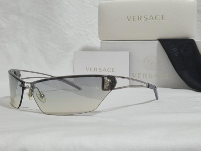 正規 ヴェルサーチ メデューサロゴ フレームレスサングラス 黒系青 メタルSV オープンカットレンズ グラマラスアイウェア 付属有 < ブランド 正規 ヴェルサーチ メデューサロゴ フレームレスサングラス 黒系青 メタルSV オープンカットレンズ グラマラスアイウェア 付属有 < ブランドの