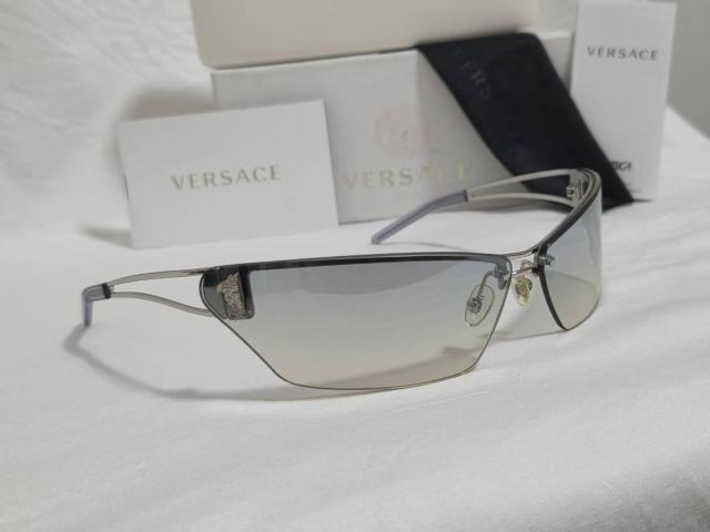 正規 ヴェルサーチ メデューサロゴ フレームレスサングラス 黒系青 メタルSV オープンカットレンズ グラマラスアイウェア 付属有 < ブランド 正規 ヴェルサーチ メデューサロゴ フレームレスサングラス 黒系青 メタルSV オープンカットレンズ グラマラスアイウェア 付属有 < ブランドの
