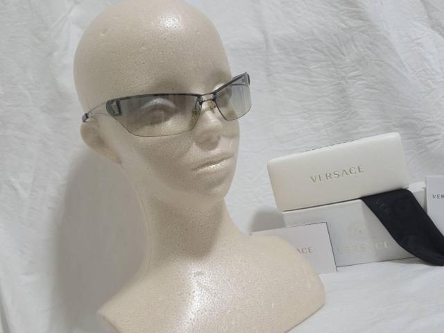 正規 ヴェルサーチ メデューサロゴ フレームレスサングラス 黒系青 メタルSV オープンカットレンズ グラマラスアイウェア 付属有 < ブランド 正規 ヴェルサーチ メデューサロゴ フレームレスサングラス 黒系青 メタルSV オープンカットレンズ グラマラスアイウェア 付属有 < ブランドの