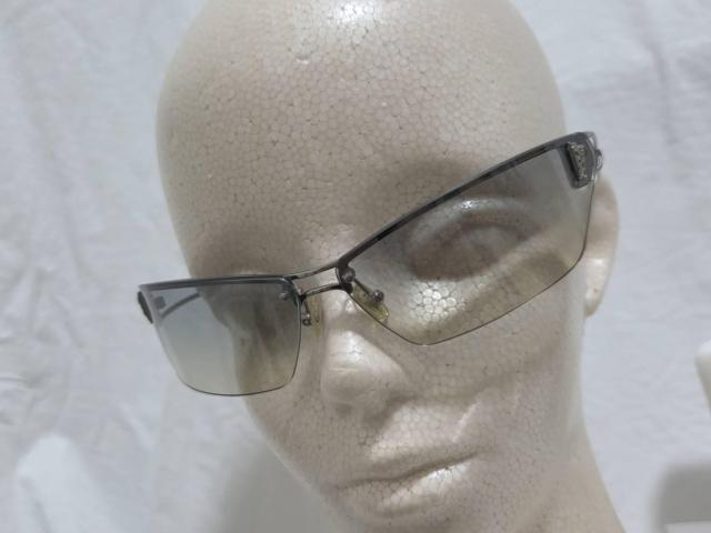 正規 ヴェルサーチ メデューサロゴ フレームレスサングラス 黒系青 メタルSV オープンカットレンズ グラマラスアイウェア 付属有 < ブランド 正規 ヴェルサーチ メデューサロゴ フレームレスサングラス 黒系青 メタルSV オープンカットレンズ グラマラスアイウェア 付属有 < ブランドの