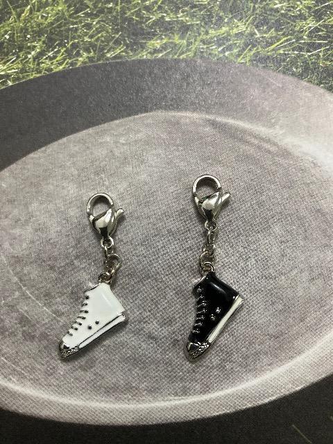 ハンドメイド スニーカーのチャームを使用したマスクチャーム 2点セット < 女性ファッション  ハンドメイド スニーカーのチャームを使用したマスクチャーム 2点セット  < 女性ファッションの