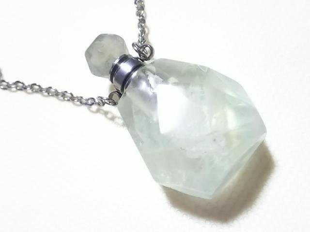 天然石★プレナイト 香水瓶 ペンダント < 女性アクセサリー/時計  天然石★プレナイト 香水瓶 ペンダント < 女性アクセサリー/時計の