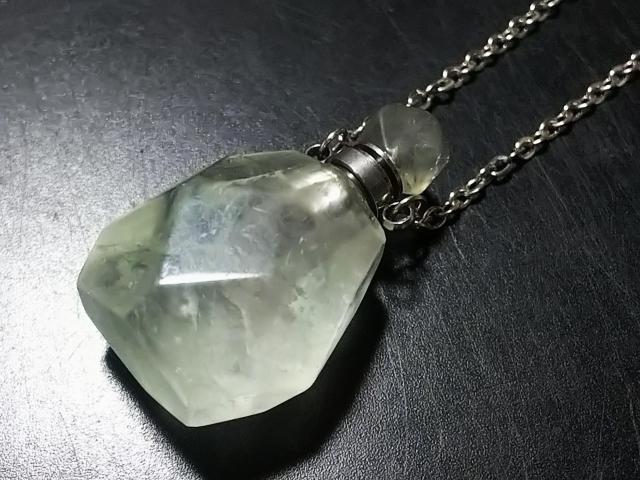 天然石★プレナイト 香水瓶 ペンダント < 女性アクセサリー/時計  天然石★プレナイト 香水瓶 ペンダント < 女性アクセサリー/時計の