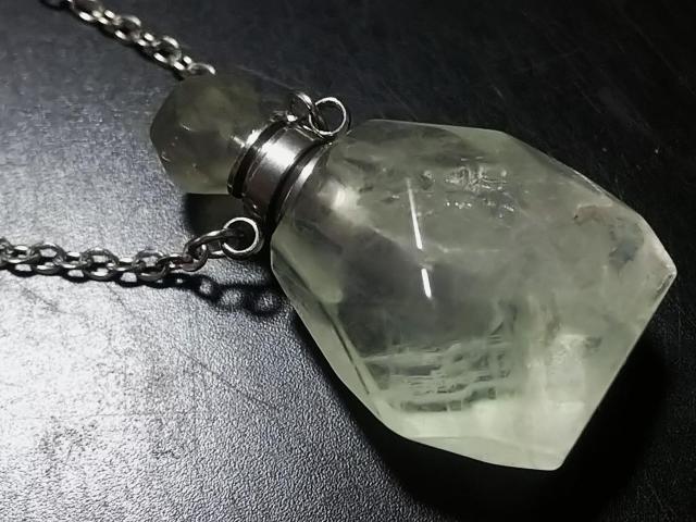 天然石★プレナイト 香水瓶 ペンダント < 女性アクセサリー/時計  天然石★プレナイト 香水瓶 ペンダント < 女性アクセサリー/時計の