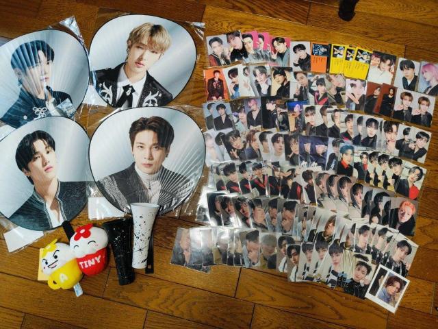 ATEEZ ライティニカバー うちわ トレカ カード ぬいぐるみ グッズ まとめ売り < タレントグッズ ATEEZ ライティニカバー うちわ トレカ カード ぬいぐるみ グッズ まとめ売り < タレントグッズの