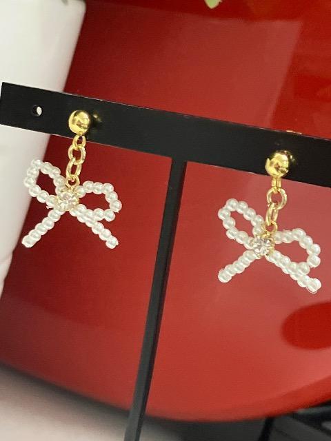 ハンドメイド デザインチャームのパールリボンを使用したピアス < 女性ファッション  ハンドメイド デザインチャームのパールリボンを使用したピアス < 女性ファッションの