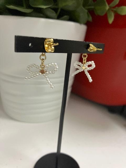 ハンドメイド デザインチャームのパールリボンを使用したピアス < 女性ファッション  ハンドメイド デザインチャームのパールリボンを使用したピアス < 女性ファッションの