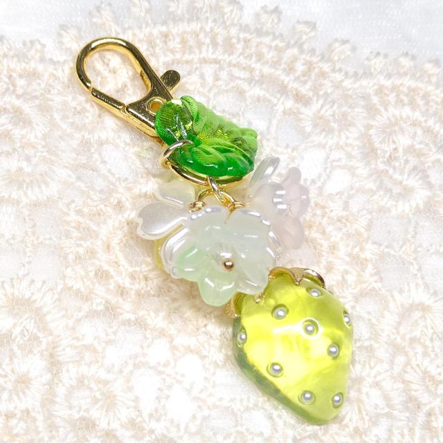 ハンドメイド☆キーホルダー☆半分苺☆黄緑 < 女性ファッション  ハンドメイド☆キーホルダー☆半分苺☆黄緑  < 女性ファッションの