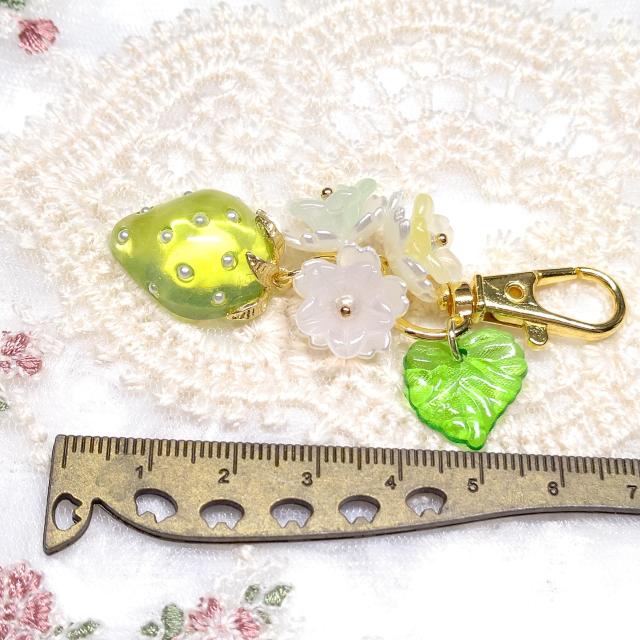 ハンドメイド☆キーホルダー☆半分苺☆黄緑 < 女性ファッション  ハンドメイド☆キーホルダー☆半分苺☆黄緑 < 女性ファッションの