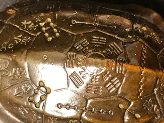 【開運】風水 銅製 亀甲 八卦 二十四節気 彫刻 置物 縁起物 魔除け オブジェ 霊亀 刻印 八卦図 星座 文鎮 骨董品占い 霊力 < インテリア/ライフ 【開運】風水 銅製 亀甲 八卦 二十四節気 彫刻 置物 縁起物 魔除け オブジェ 霊亀 刻印 八卦図 星座 文鎮 骨董品占い 霊力 < インテリア/ライフの