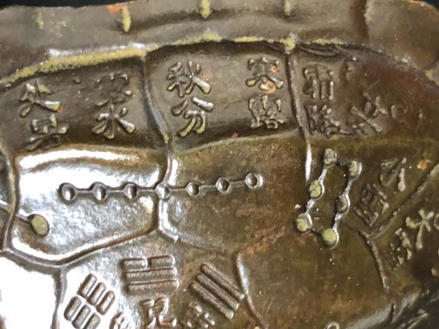 【開運】風水 銅製 亀甲 八卦 二十四節気 彫刻 置物 縁起物 魔除け オブジェ 霊亀 刻印 八卦図 星座 文鎮 骨董品占い 霊力 < インテリア/ライフ 【開運】風水 銅製 亀甲 八卦 二十四節気 彫刻 置物 縁起物 魔除け オブジェ 霊亀 刻印 八卦図 星座 文鎮 骨董品占い 霊力 < インテリア/ライフの