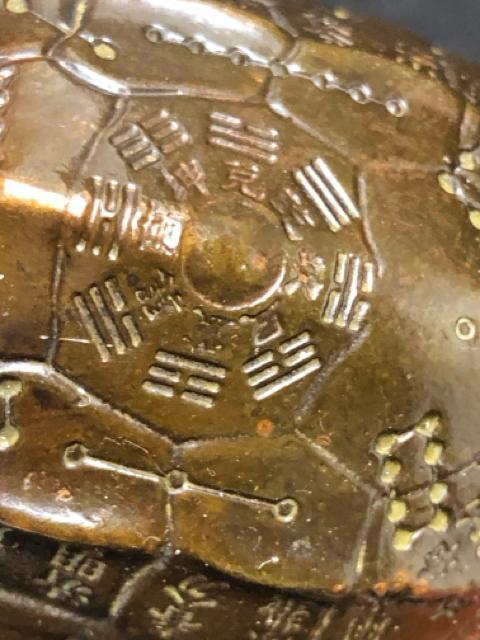 【開運】風水 銅製 亀甲 八卦 二十四節気 彫刻 置物 縁起物 魔除け オブジェ 霊亀 刻印 八卦図 星座 文鎮 骨董品占い 霊力 < インテリア/ライフ 【開運】風水 銅製 亀甲 八卦 二十四節気 彫刻 置物 縁起物 魔除け オブジェ 霊亀 刻印 八卦図 星座 文鎮 骨董品占い 霊力 < インテリア/ライフの