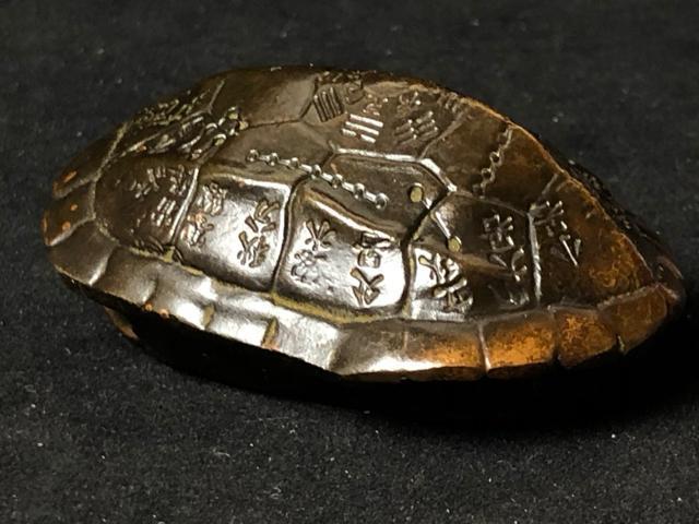 【開運】風水 銅製 亀甲 八卦 二十四節気 彫刻 置物 縁起物 魔除け オブジェ 霊亀 刻印 八卦図 星座 文鎮 骨董品占い 霊力 < インテリア/ライフ 【開運】風水 銅製 亀甲 八卦 二十四節気 彫刻 置物 縁起物 魔除け オブジェ 霊亀 刻印 八卦図 星座 文鎮 骨董品占い 霊力 < インテリア/ライフの