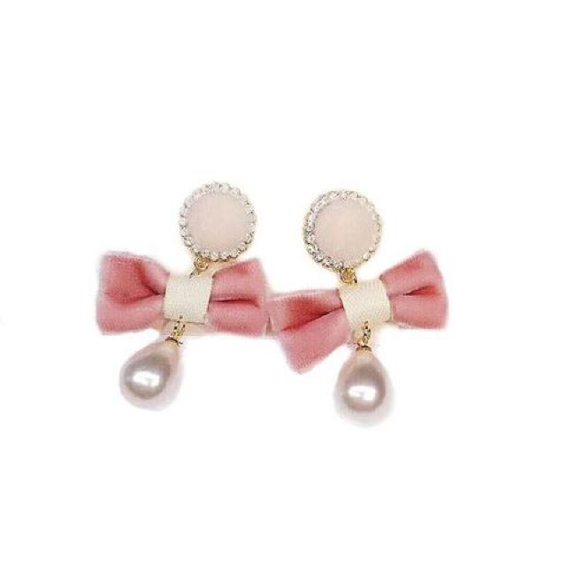 新品アンティーク調可愛いリボンゆらゆらドロップパールピアス < 女性アクセサリー/時計 新品アンティーク調可愛いリボンゆらゆらドロップパールピアス < 女性アクセサリー/時計の