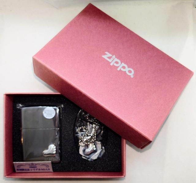 ZIPPO★限定品★ブラックメタルカラー★シリアルナンバー入★ハートレリーフ★ラインストーン入★ストラップ付★新品未使用★送料無料 < 男性ファッション ZIPPO★限定品★ブラックメタルカラー★シリアルナンバー入★ハートレリーフ★ラインストーン入★ストラップ付★新品未使用★送料無料 < 男性ファッションの