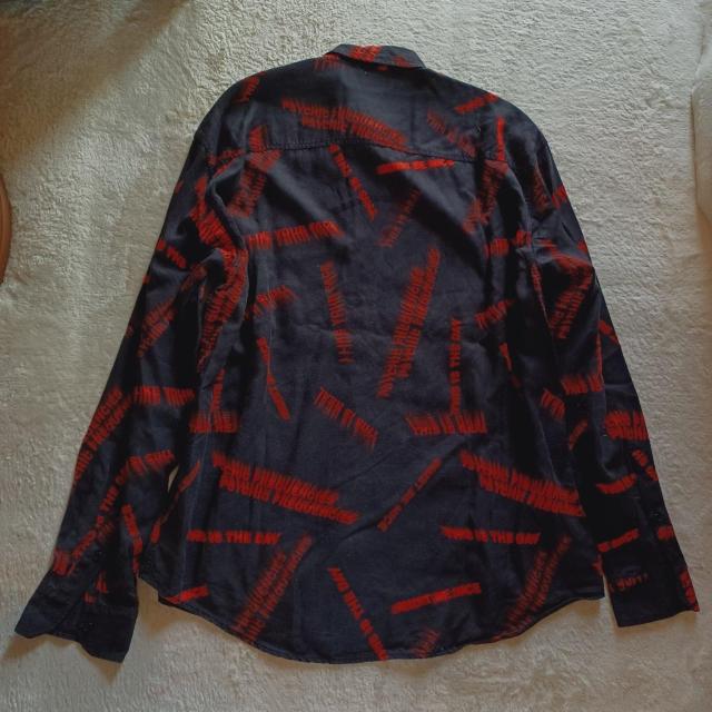 ★【DIESEL】ディーゼル墨黒ブラック×赤レッド英語ロゴ文字お洒落カッコよリヨセルとろみ柔らか肌触り快適♪薄手サラサラ長袖シャツ < ブランド ★【DIESEL】ディーゼル墨黒ブラック×赤レッド英語ロゴ文字お洒落カッコよリヨセルとろみ柔らか肌触り快適♪薄手サラサラ長袖シャツ < ブランドの