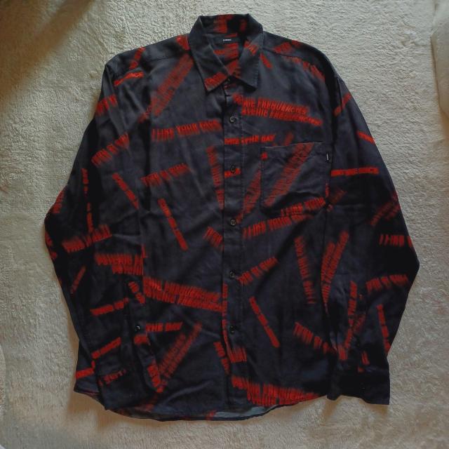 ★【DIESEL】ディーゼル墨黒ブラック×赤レッド英語ロゴ文字お洒落カッコよリヨセルとろみ柔らか肌触り快適♪薄手サラサラ長袖シャツ < ブランド ★【DIESEL】ディーゼル墨黒ブラック×赤レッド英語ロゴ文字お洒落カッコよリヨセルとろみ柔らか肌触り快適♪薄手サラサラ長袖シャツ < ブランドの