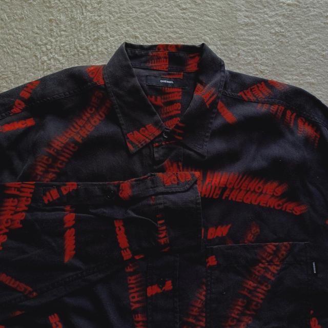 ★【DIESEL】ディーゼル墨黒ブラック×赤レッド英語ロゴ文字お洒落カッコよリヨセルとろみ柔らか肌触り快適♪薄手サラサラ長袖シャツ < ブランド ★【DIESEL】ディーゼル墨黒ブラック×赤レッド英語ロゴ文字お洒落カッコよリヨセルとろみ柔らか肌触り快適♪薄手サラサラ長袖シャツ < ブランドの
