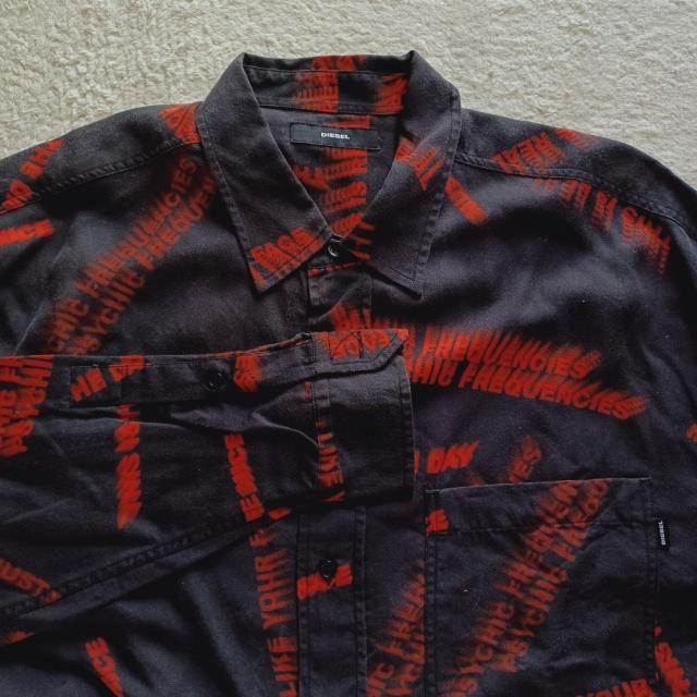 ★【DIESEL】ディーゼル墨黒ブラック×赤レッド英語ロゴ文字お洒落カッコよリヨセルとろみ柔らか肌触り快適♪薄手サラサラ長袖シャツ < ブランド ★【DIESEL】ディーゼル墨黒ブラック×赤レッド英語ロゴ文字お洒落カッコよリヨセルとろみ柔らか肌触り快適♪薄手サラサラ長袖シャツ < ブランドの