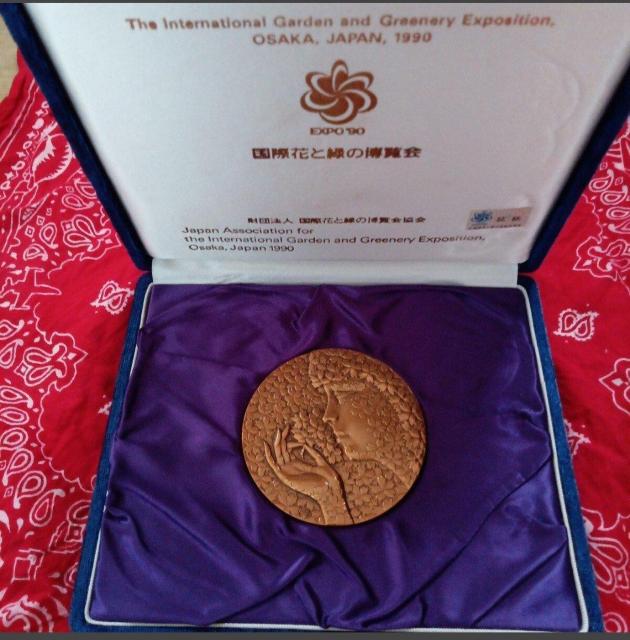 国際花と緑の博覧会 公式記念メダル 大きさ約7.5センチ厚さ6ミリから8ミリ 重さ約292c 入れ物幅約19センチ ?財団法人 < インテリア/ライフ 国際花と緑の博覧会 公式記念メダル 大きさ約7.5センチ厚さ6ミリから8ミリ 重さ約292c 入れ物幅約19センチ ?財団法人 < インテリア/ライフの