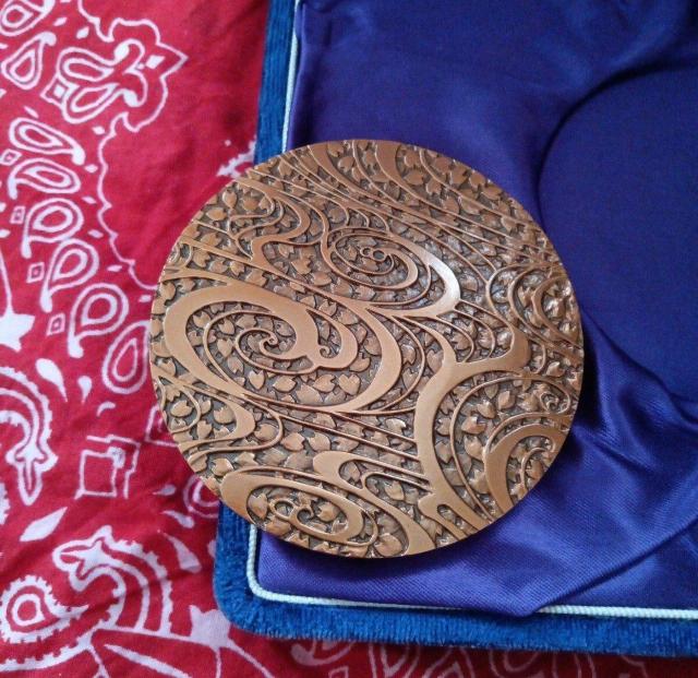 国際花と緑の博覧会 公式記念メダル 大きさ約7.5センチ厚さ6ミリから8ミリ 重さ約292c 入れ物幅約19センチ ?財団法人 < インテリア/ライフ 国際花と緑の博覧会 公式記念メダル 大きさ約7.5センチ厚さ6ミリから8ミリ 重さ約292c 入れ物幅約19センチ ?財団法人 < インテリア/ライフの