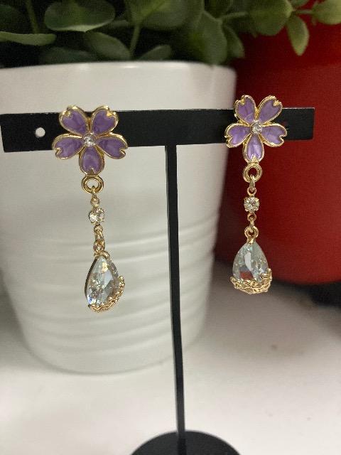 ハンドメイド 花のチャームとしずくのチャームを使用したピアス < 女性ファッション  ハンドメイド 花のチャームとしずくのチャームを使用したピアス  < 女性ファッションの