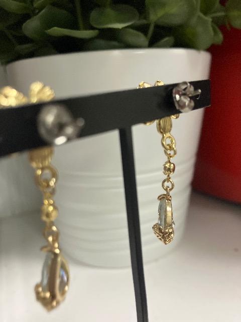 ハンドメイド 花のチャームとしずくのチャームを使用したピアス < 女性ファッション  ハンドメイド 花のチャームとしずくのチャームを使用したピアス < 女性ファッションの