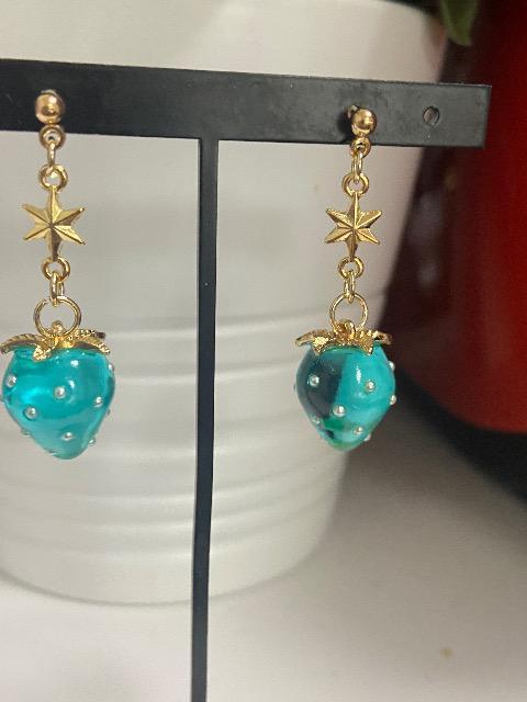 ハンドメイド いちごのチャームを使用したピアス ブルー < 女性ファッション  ハンドメイド いちごのチャームを使用したピアス ブルー  < 女性ファッションの