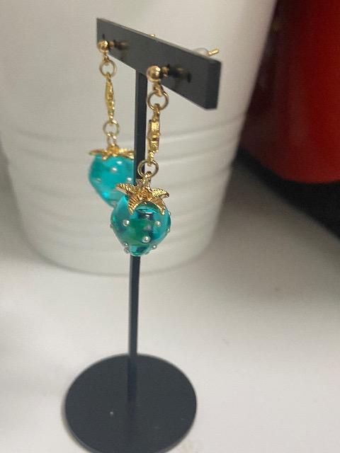 ハンドメイド いちごのチャームを使用したピアス ブルー < 女性ファッション  ハンドメイド いちごのチャームを使用したピアス ブルー < 女性ファッションの