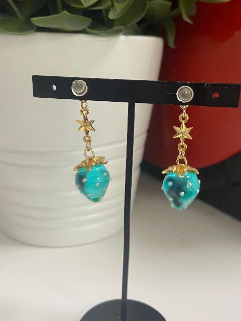 ハンドメイド いちごのチャームを使用したピアス ブルー < 女性ファッション  ハンドメイド いちごのチャームを使用したピアス ブルー < 女性ファッションの