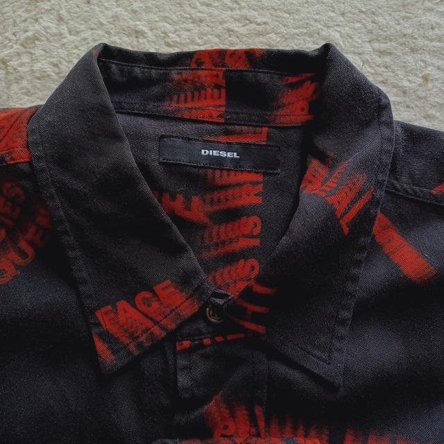 ★【DIESEL】ディーゼル墨黒ブラック×赤レッド英語ロゴ文字お洒落カッコよリヨセルとろみ柔らか肌触り快適♪薄手サラサラ長袖シャツ < 男性ファッション ★【DIESEL】ディーゼル墨黒ブラック×赤レッド英語ロゴ文字お洒落カッコよリヨセルとろみ柔らか肌触り快適♪薄手サラサラ長袖シャツ < 男性ファッションの