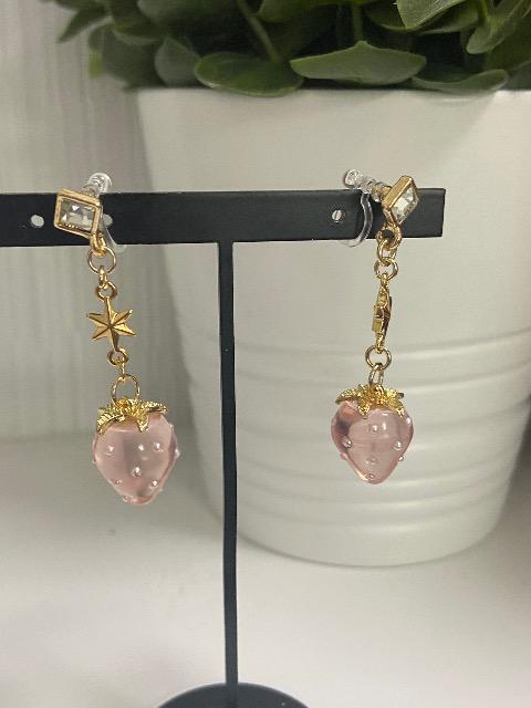 ハンドメイド いちごのチャームを使用した樹脂のノンホールピアス ピンク < 女性ファッション  ハンドメイド いちごのチャームを使用した樹脂のノンホールピアス ピンク  < 女性ファッションの