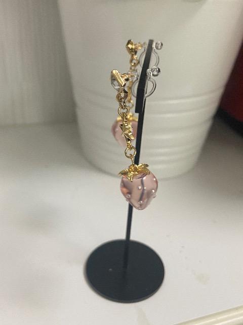 ハンドメイド いちごのチャームを使用した樹脂のノンホールピアス ピンク < 女性ファッション  ハンドメイド いちごのチャームを使用した樹脂のノンホールピアス ピンク < 女性ファッションの