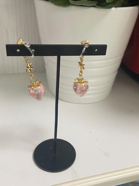 ハンドメイド いちごのチャームを使用した樹脂のノンホールピアス ピンク < 女性ファッション  ハンドメイド いちごのチャームを使用した樹脂のノンホールピアス ピンク < 女性ファッションの