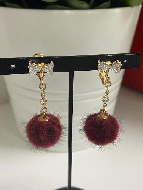 ハンドメイド フェイクファーボールを使用したイヤリング リボン ワイン < 女性ファッション  ハンドメイド フェイクファーボールを使用したイヤリング リボン ワイン  < 女性ファッションの