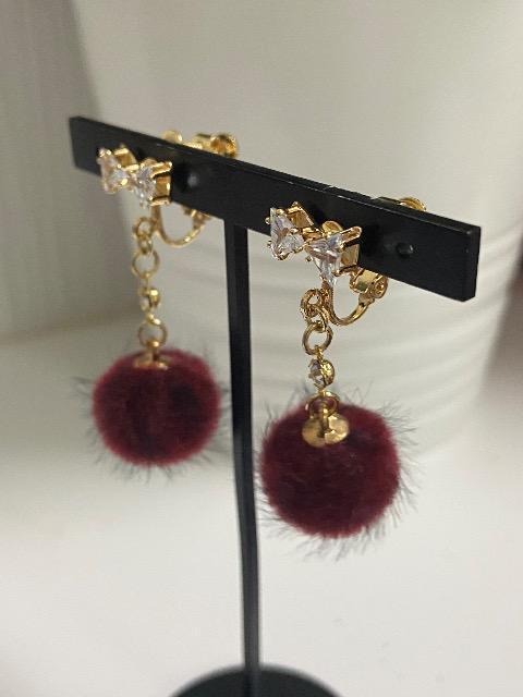 ハンドメイド フェイクファーボールを使用したイヤリング リボン ワイン < 女性ファッション  ハンドメイド フェイクファーボールを使用したイヤリング リボン ワイン < 女性ファッションの